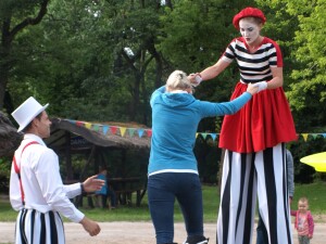 nauka chodzenia na szczudłach